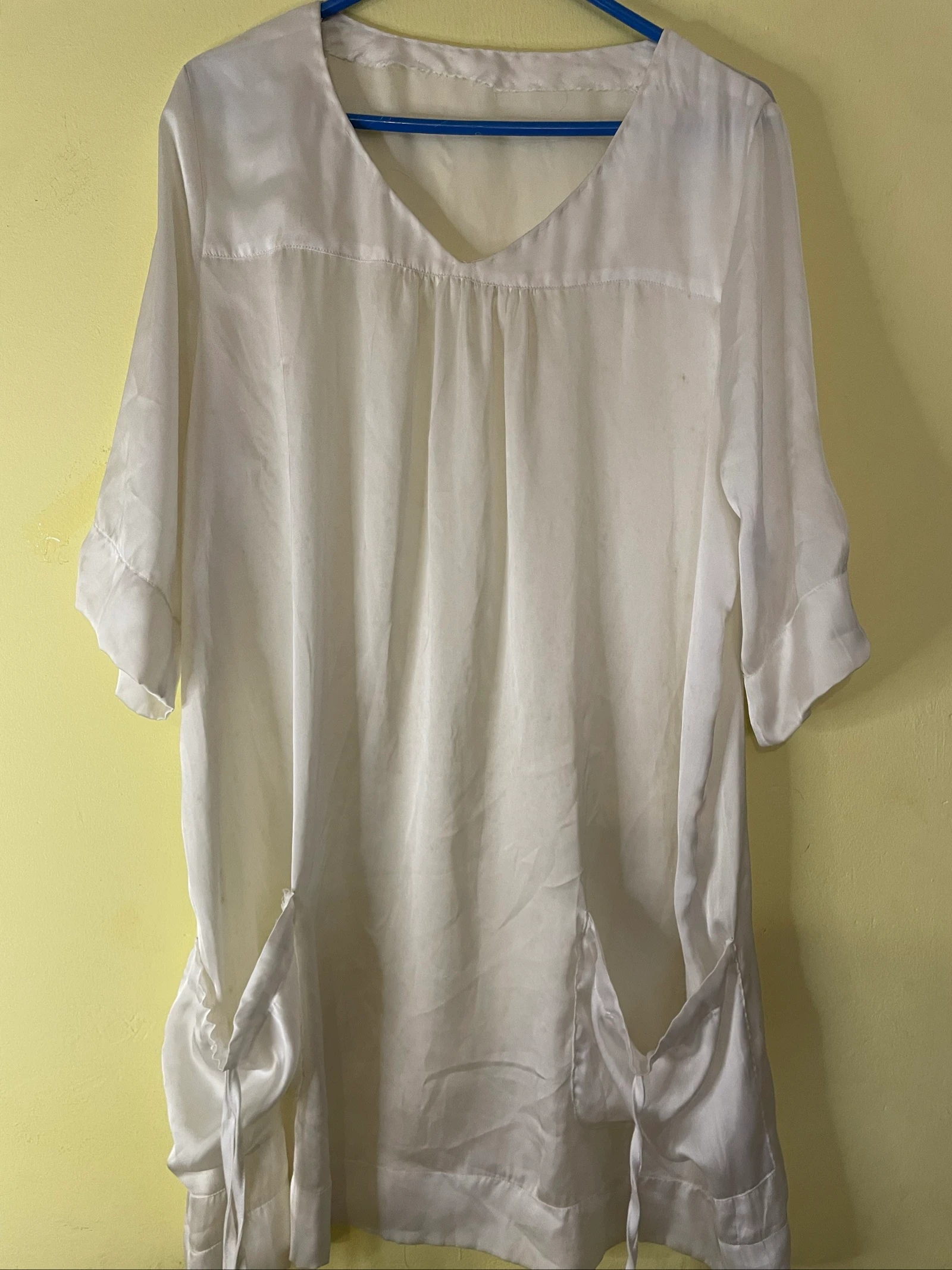 Satijnwitte lange tuniek / blouse met V-hals en zakken met strik – photo 8